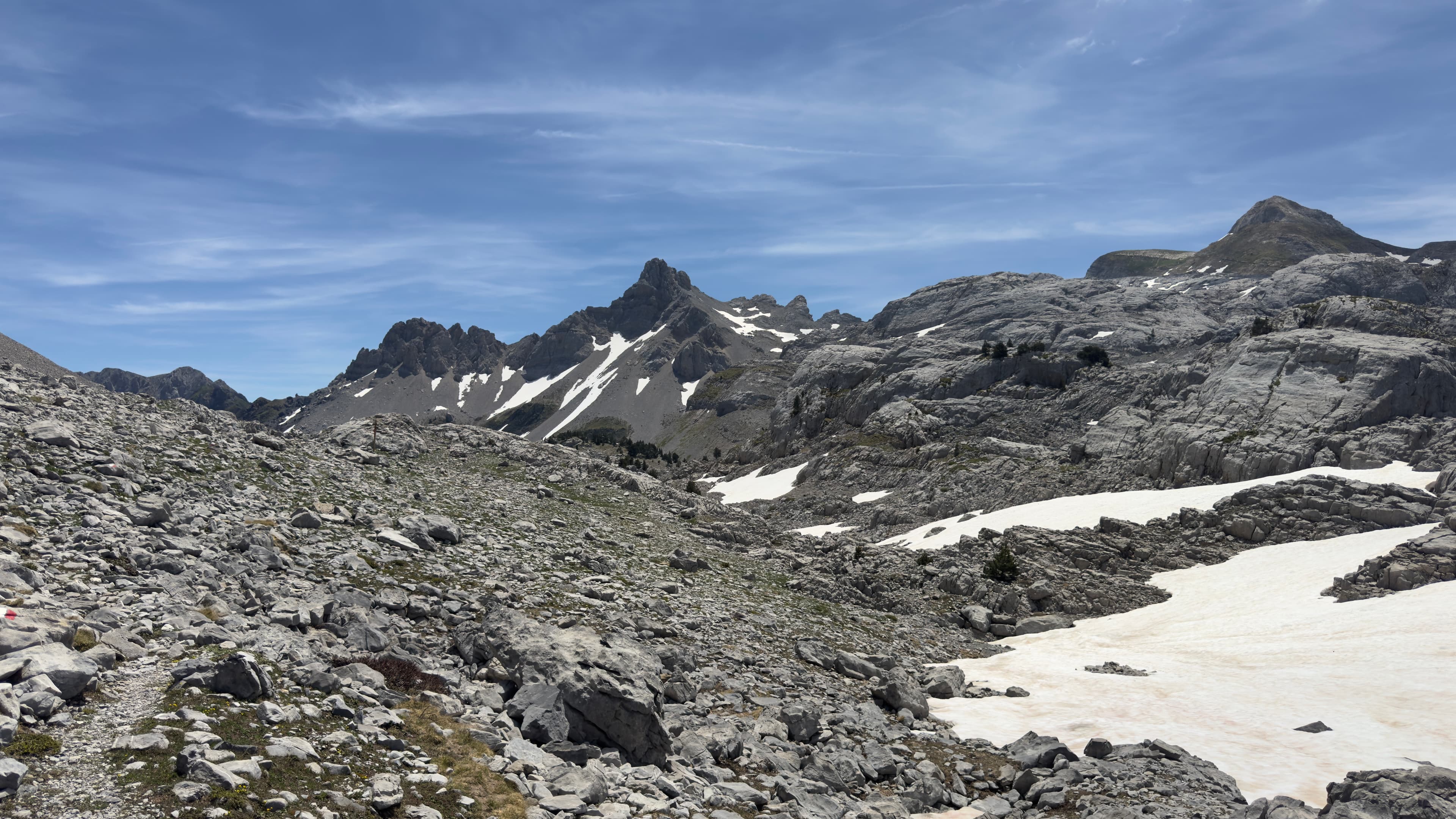 A travers le lapiaz — Refuge de Belagua → Lescun