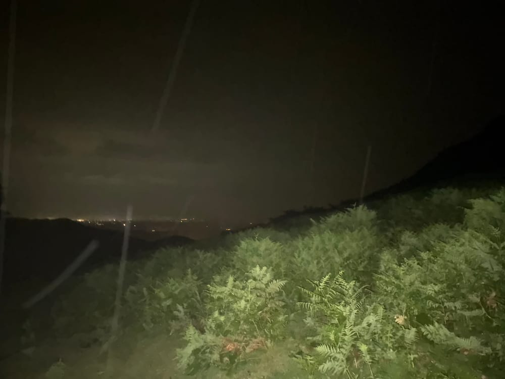 Pluie, orage, nuit — début de l'ascension de l'Ibantelli.