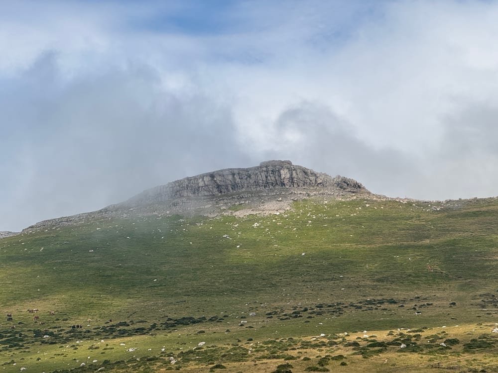 Urkulu et sa tour romaine perchée sur le promontoire.