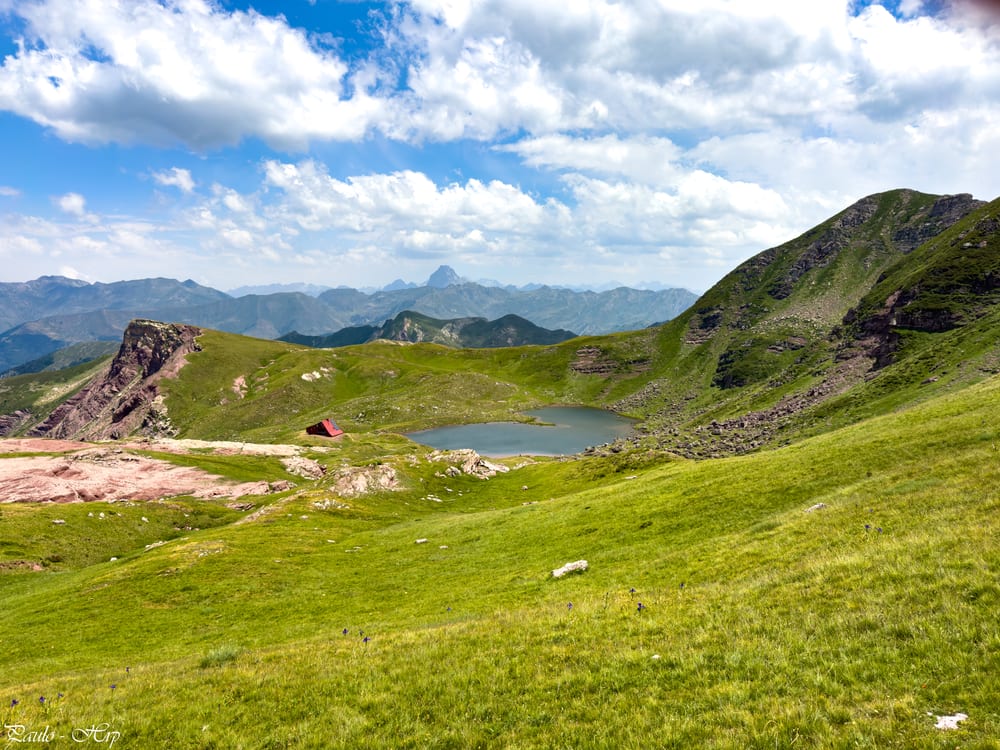 Magnifique vue sur le refuge, prise en se retournant depuis le col