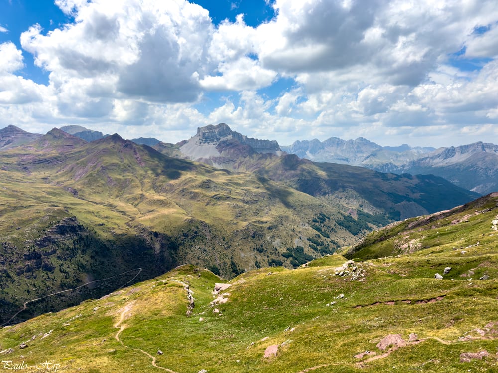 Vue côté espagnol, le Castillo d'Acher en plein milieu avec sa couronne dentelée