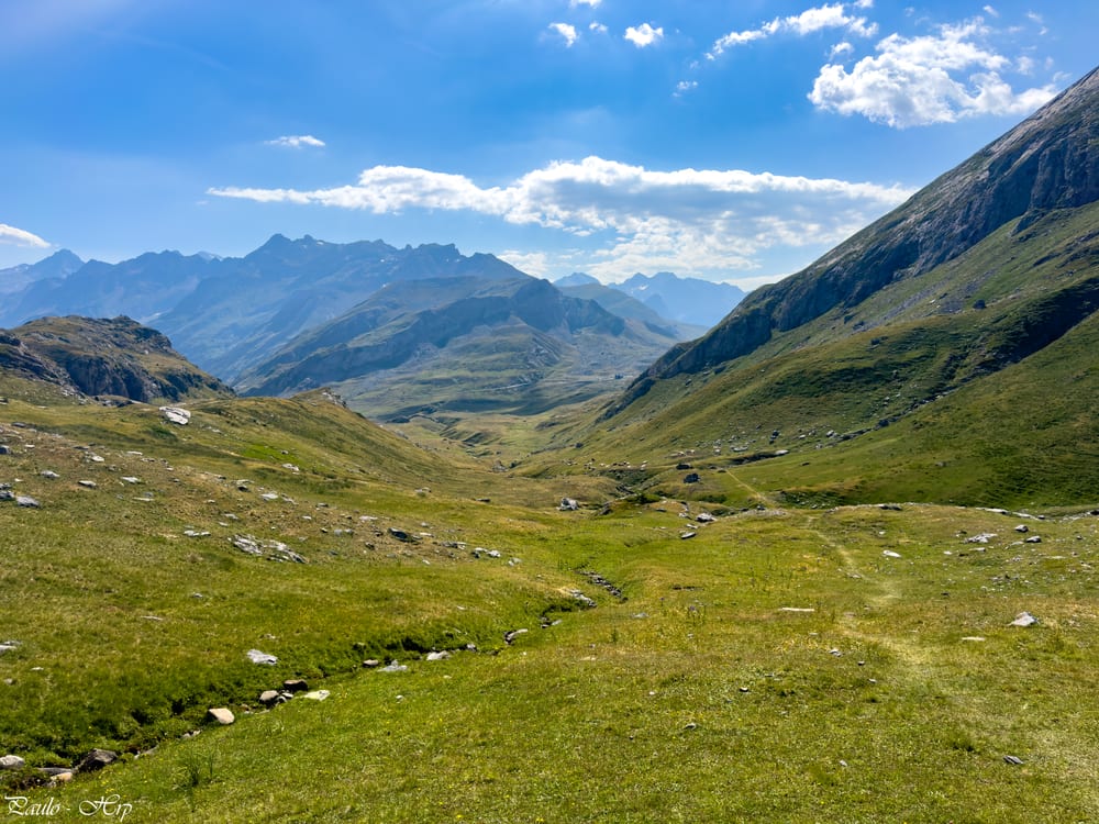 Tout au fond, la D934 et l'hotel du Pourtalet