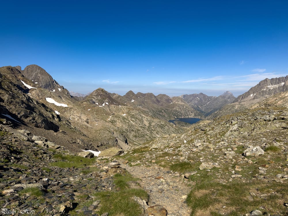 Au col, dernier regard sur le chemin parcouru, et l'Ossau, encore, tout au fond.
