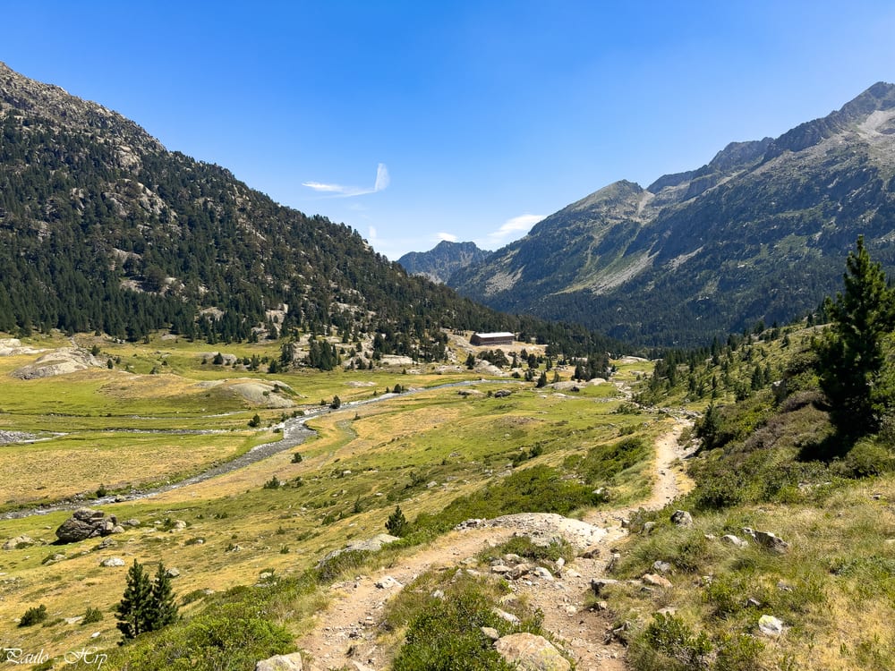 Arrivée au refuge, l'endroit est idéal et idyllique pour une pause, avant la longue descente au Parking du Pont d'Espagne. Clap de fin.