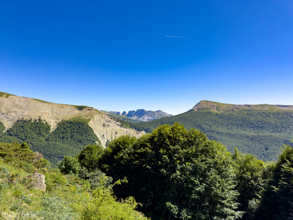 Au loin, l'impressionnante Sierra d'Alano