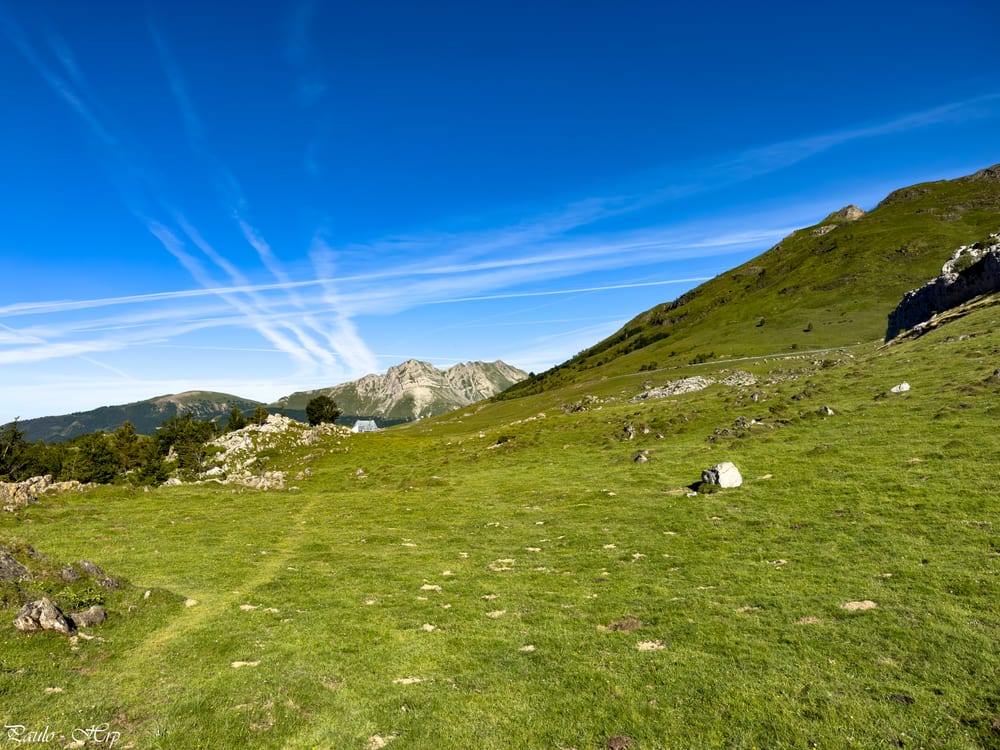 Après avoir levé le camp, nous rejoignons le GR12, cette fois-ci en direction du col d'Anaye. Dernière vision sur le refuge de Belagua