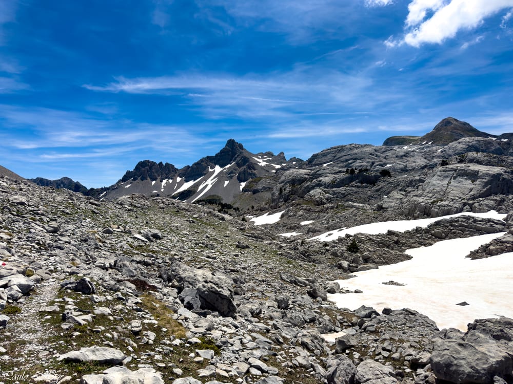 A l'arrivée au col d'Anaye (ou d'Insole en espagnol), la Table des 3 Rois à droite, et les Pics de Peñe Blanque au milieu